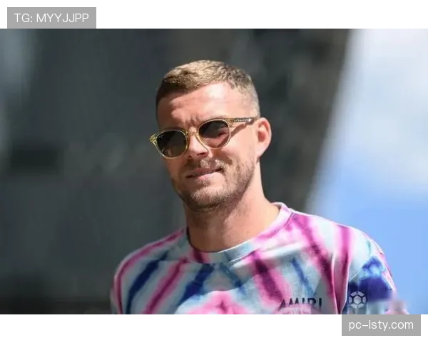 特写:打入制胜球后,不莱梅老将杜克施跑向客队看台 特写:打入制胜球后,不莱梅老将杜克施跑向客队看台